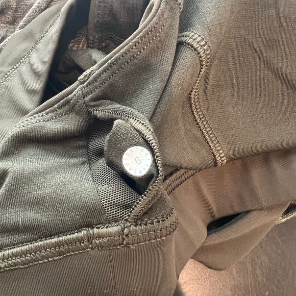 Lululemon Tank with built in bra Size 6 - Picture 4 of 4